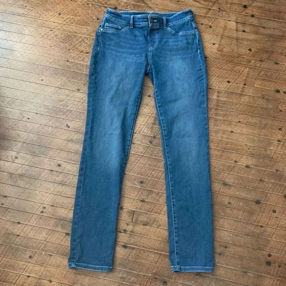 Chico’s distressed pull in medium wash 00/2 travelcore jeggings
